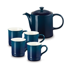 Th&eacute;i&egrave;re et ensemble de quatre tasses classiques